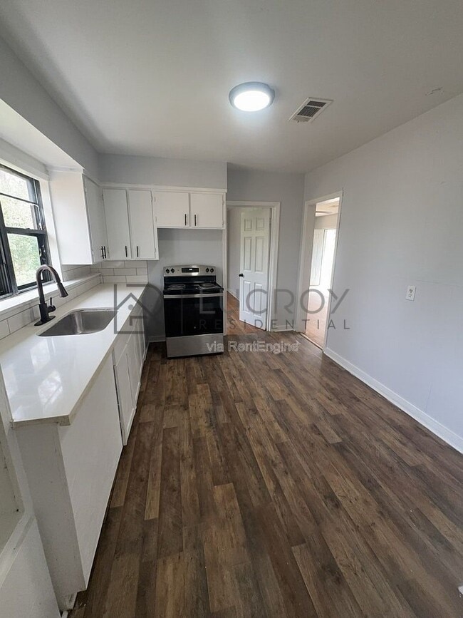 Photo - 320 Lawrence Rd