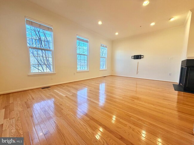 Photo - 9710 Washingtonian Blvd