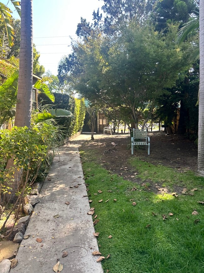 Building Photo - 2538 1/2 Military Ave Unit 2538.5 Rental