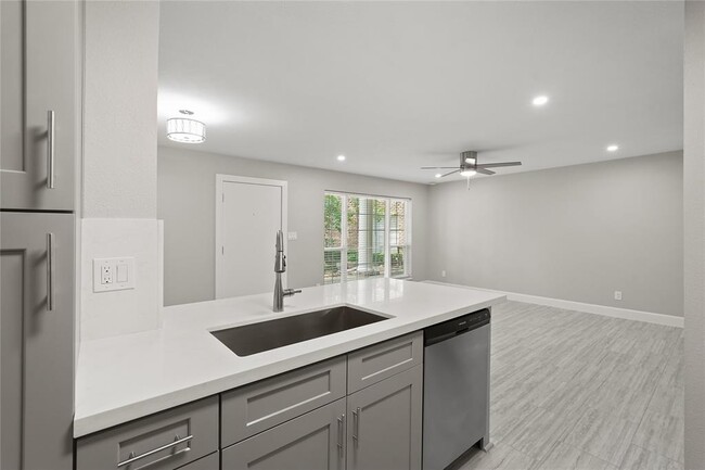 Building Photo - 2121 Fountain View Dr Unit 5B Rental