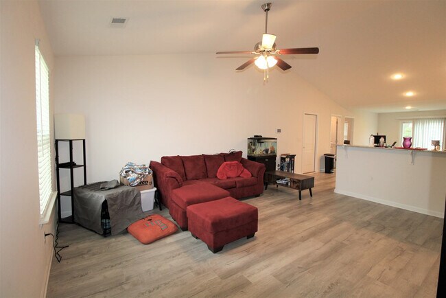 Photo - 445 Conifer St