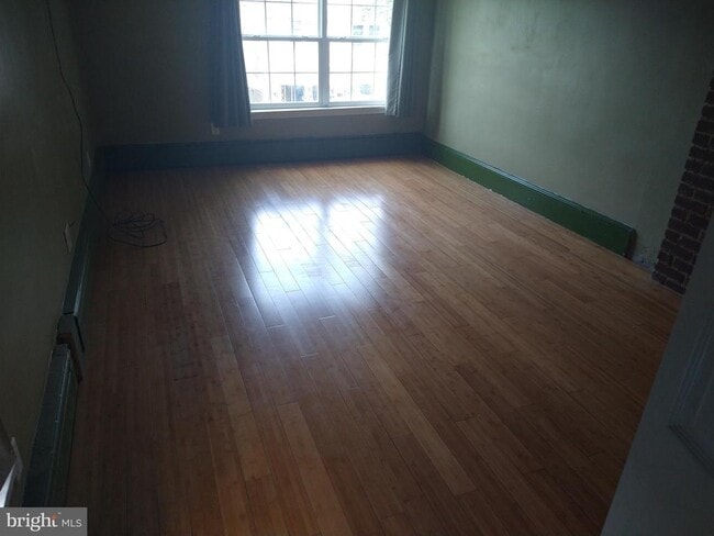 Photo - 634 E 4th St