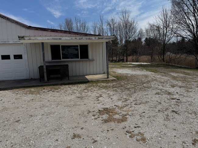 Building Photo - Newly Remodeled One Bedroom Garage Apartment