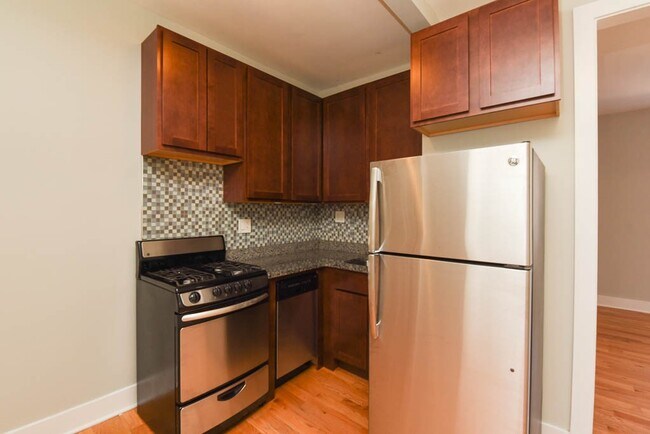 3727 N Pine Grove Ave Unit E4