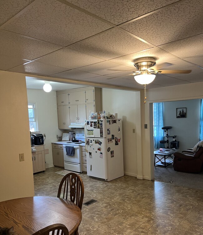 209 E Wisconsin St Unit Upper Unit