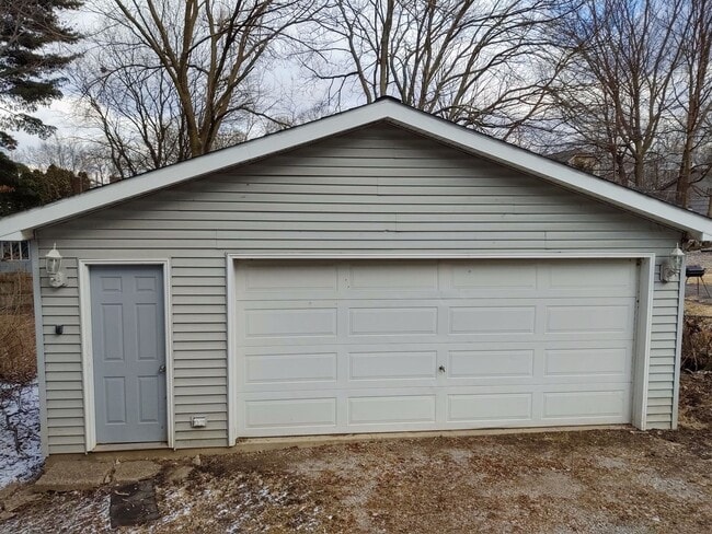 Building Photo - Furnished 3 Bedroom, 1 Bathroom