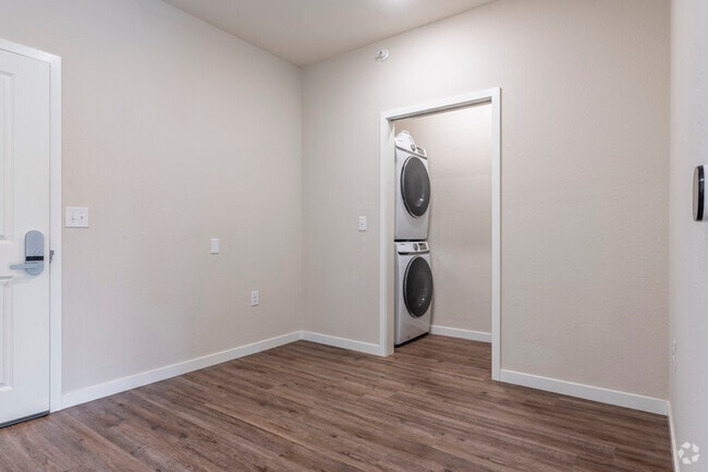 2BR, 2BA - 895SF - Dining Area/Laundry