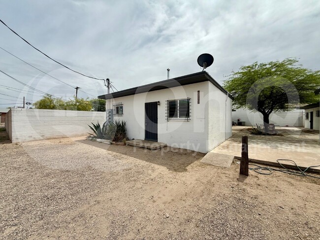 Building Photo - 3566 E Kleindale Rd