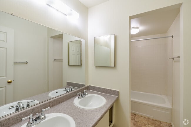 2BR, 1.5BBA - 1,100SF - Bathroom - 404 Forest