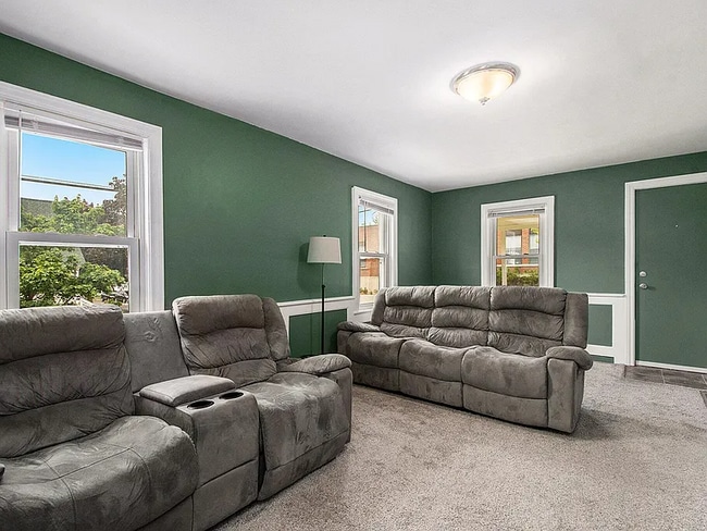 Photo - 928 Baxter St SE