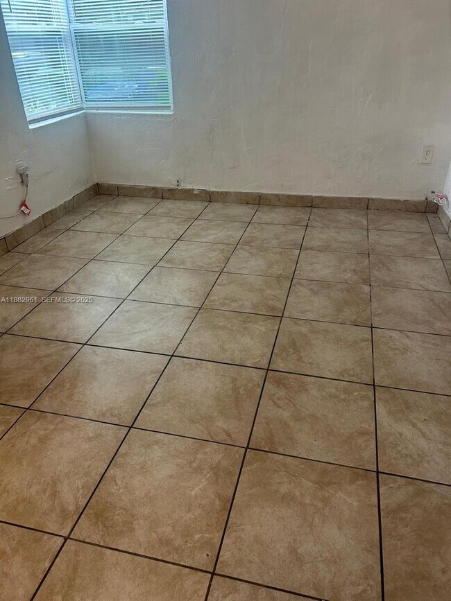 Building Photo - 615 NE 3rd St Unit 4