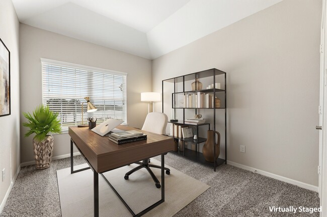 Dormitorio secundario con armario (Plano 3301) - Villas at Kings Harbor