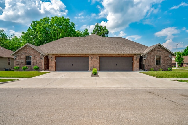 Building Photo - 3 BED, 2 BATH, 2 CAR GARAGE DUPLEX - Avail... Rental