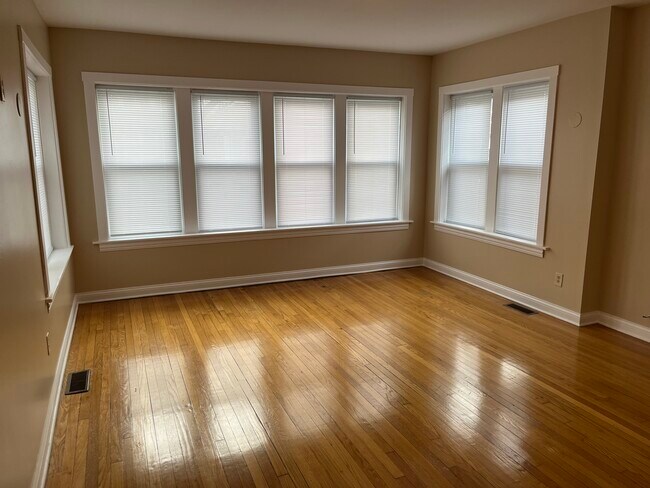 Large family/living room with lots of natural light. Equipped with contemporary light fixtures - 8400 S Oglesby Ave Unit Apartment 1