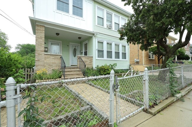 98 Woodside Ave