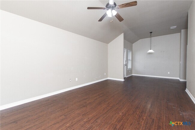 Photo - 502 Sladecek Dr