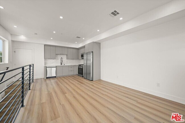 Photo - 910 N Hudson Ave