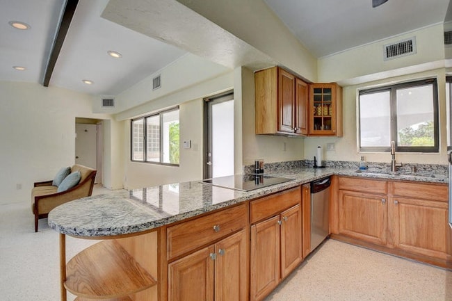 Photo - 64 SW 9th Ave