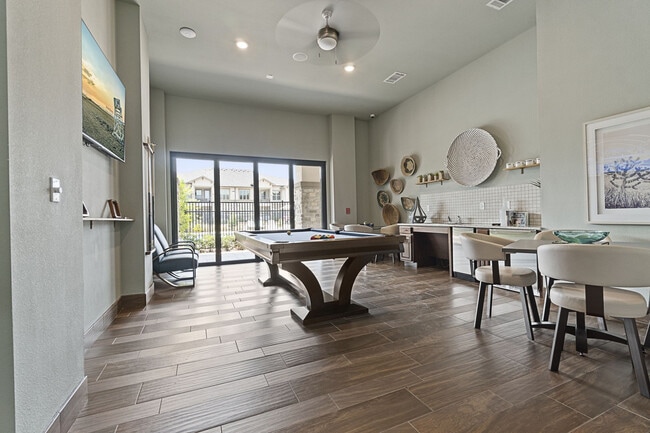 Sala de juegos con barra de café - Auberge of Tyler