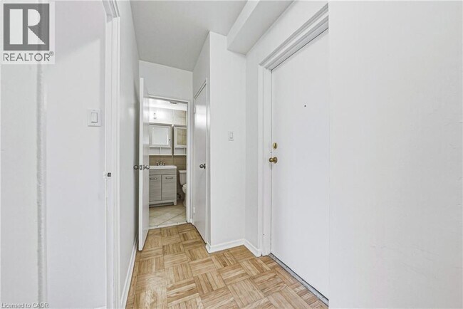 Photo - 325A JAMES Street S Unit# 401 Unité 401