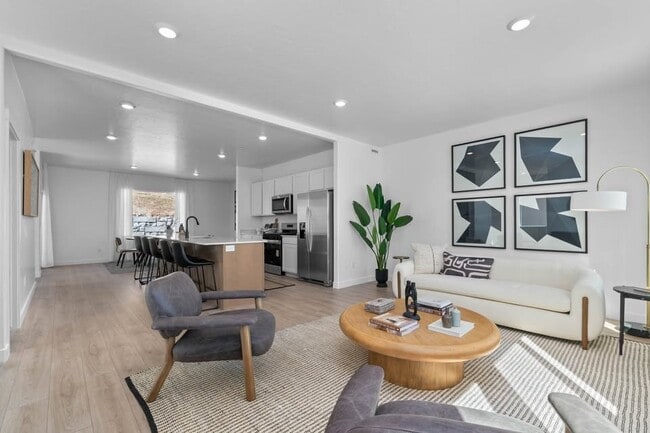 Photo - 537 E Levengrove Dr