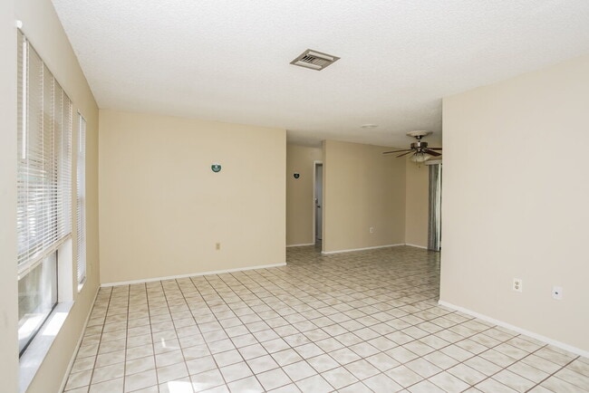 Photo - 1385 Georgetowne Cir