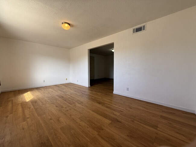 123 E Apache St