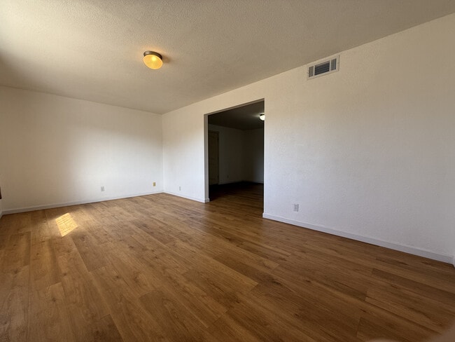 Photo - 123 E Apache St