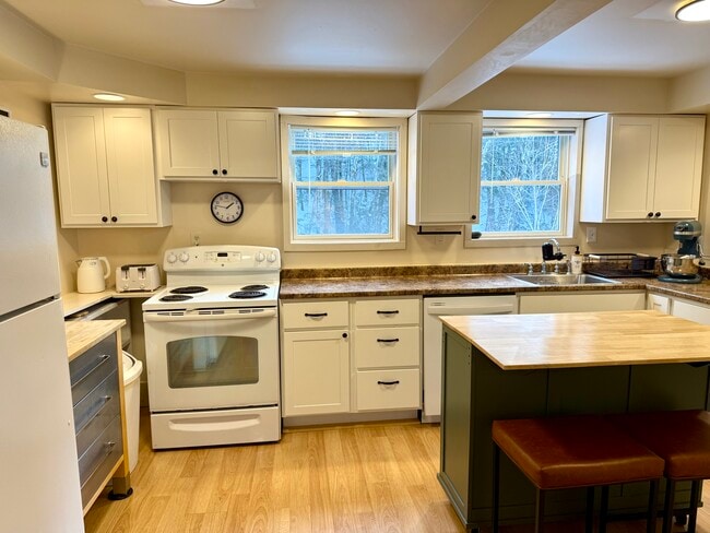 Photo - 396 Upper Main St Unit Upper Main Street Apt. 1