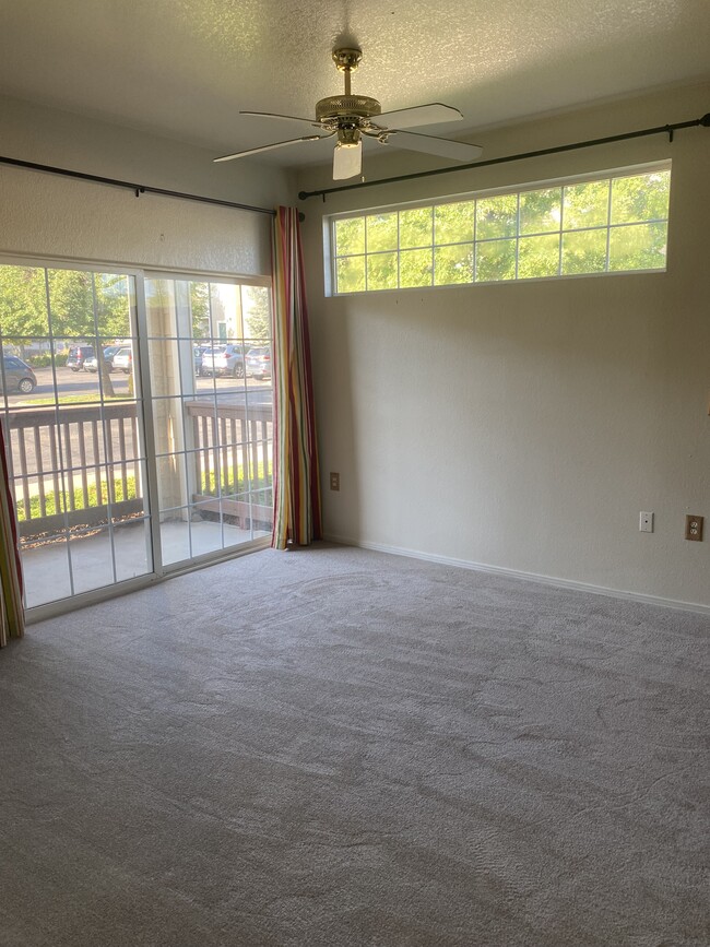 Livingroom with view of patio - 3002 W Elizabeth St Unit 3D
