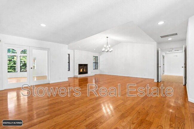 1121 Douglas Ct