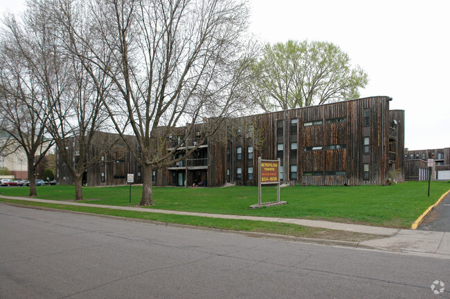 Metropolitan Towers - Metropolitan Towers Apartments