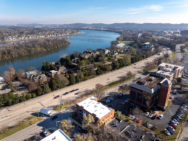 Vista aérea de la comunidad y del cercano río Tennessee. - Lindsay 414