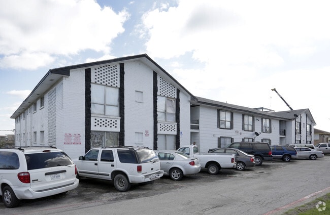 Photo - River Oaks Apartments
