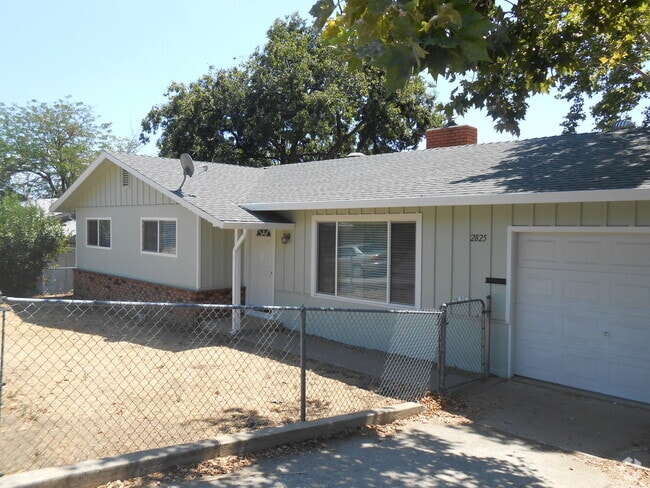 Building Photo - 3 Bedroom Home On Placer, Parking Pad Behi...