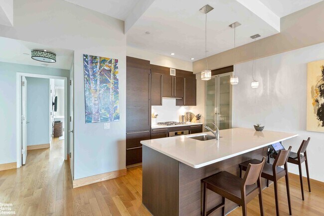 Photo - 415 W 44th St