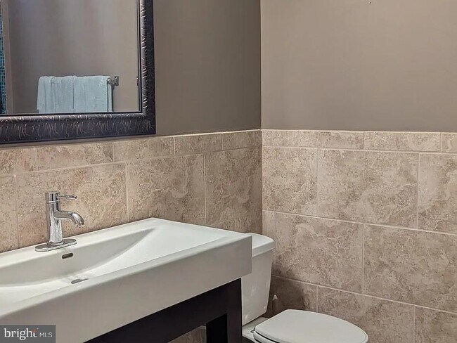 Photo - 1724 Fleet St