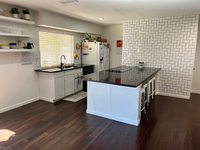 Photo - 110 Hastings Ct