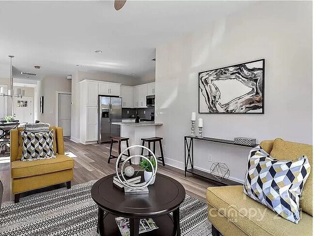 Photo - 2537 Beachmont Ave