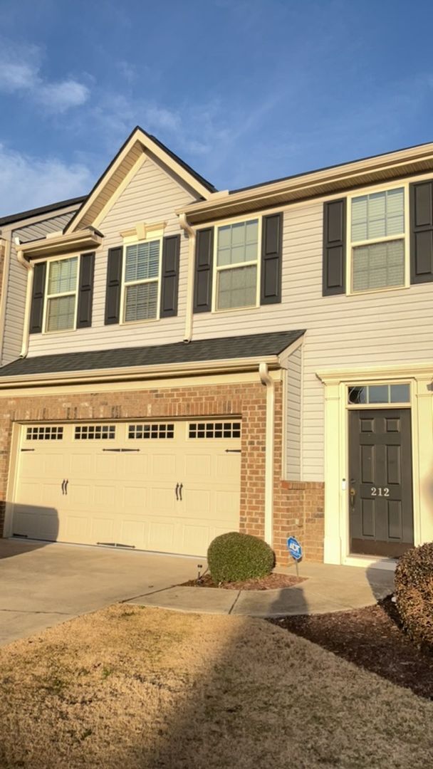 A Beautiful 3 bedroom townhome in Greer 29... - A Beautiful 3 bedroom townhome in Greer 29...