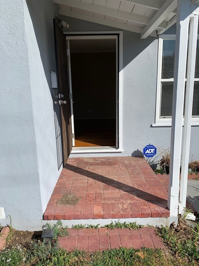 Building Photo - Two bedroom 1 bath