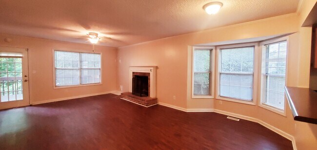 Amplio espacio de sala de estar - 5196 Laurel Bridge Ct SE