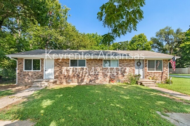 Building Photo - N College Duplex Unit 703