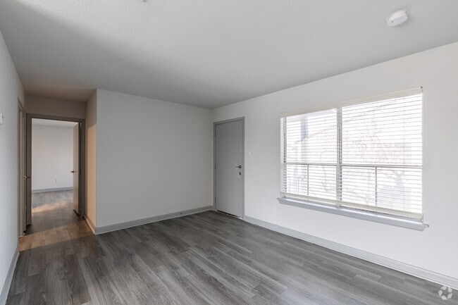 1BR, 1BA - 829 SF