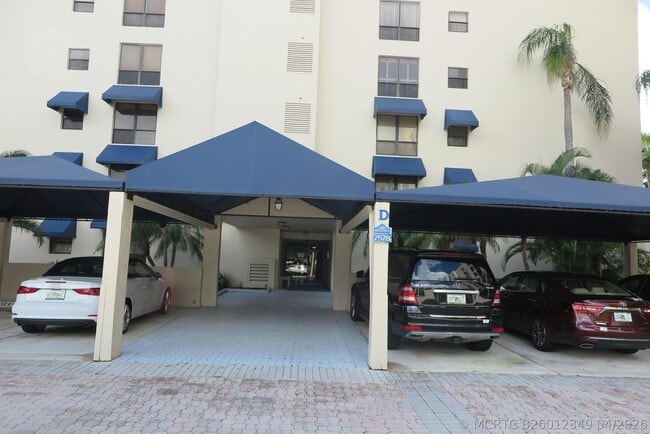 Building Photo - 7578 Regency Lake Dr Unit 501