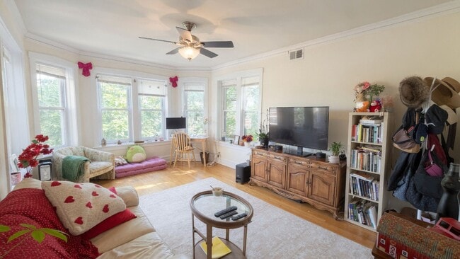 Building Photo - 2555 W Eastwood Ave Unit 2555 W Eastwood