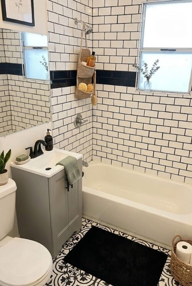 Photo - 7118 W Willoughby Ave Unidad #7120