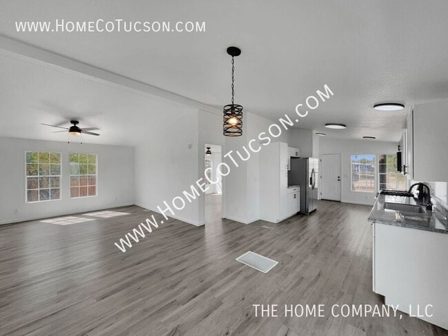Building Photo - 2662 W Golda St Rental