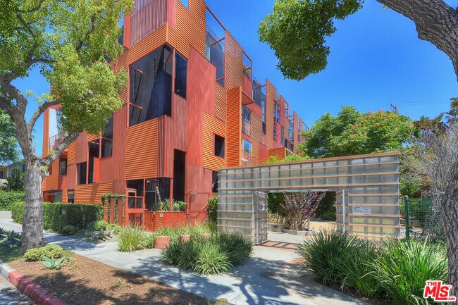 Building Photo - 1140 N Formosa Ave Unit 7