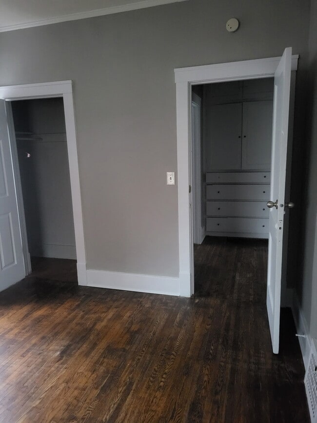 Front bedroom view to the bathroom hallway - 1012 W Armstrong Ave Unit 1012-1